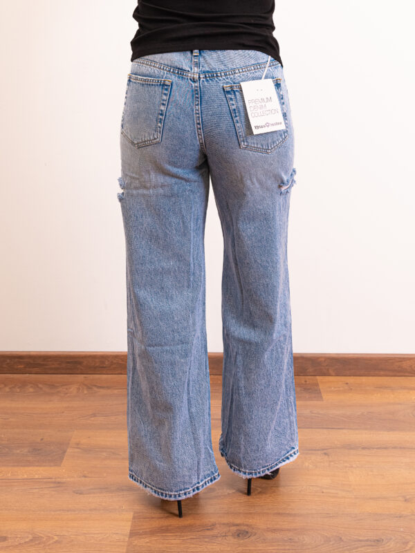 Jeans con strappo laterale - immagine 3