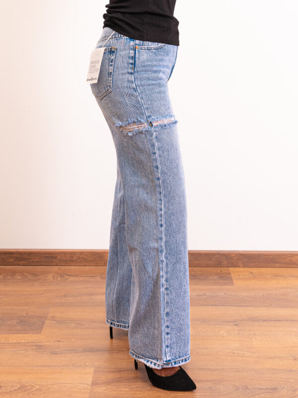 Jeans con strappo laterale - immagine 2
