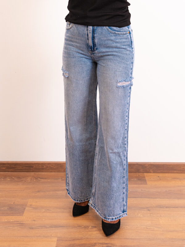 Jeans con strappo laterale